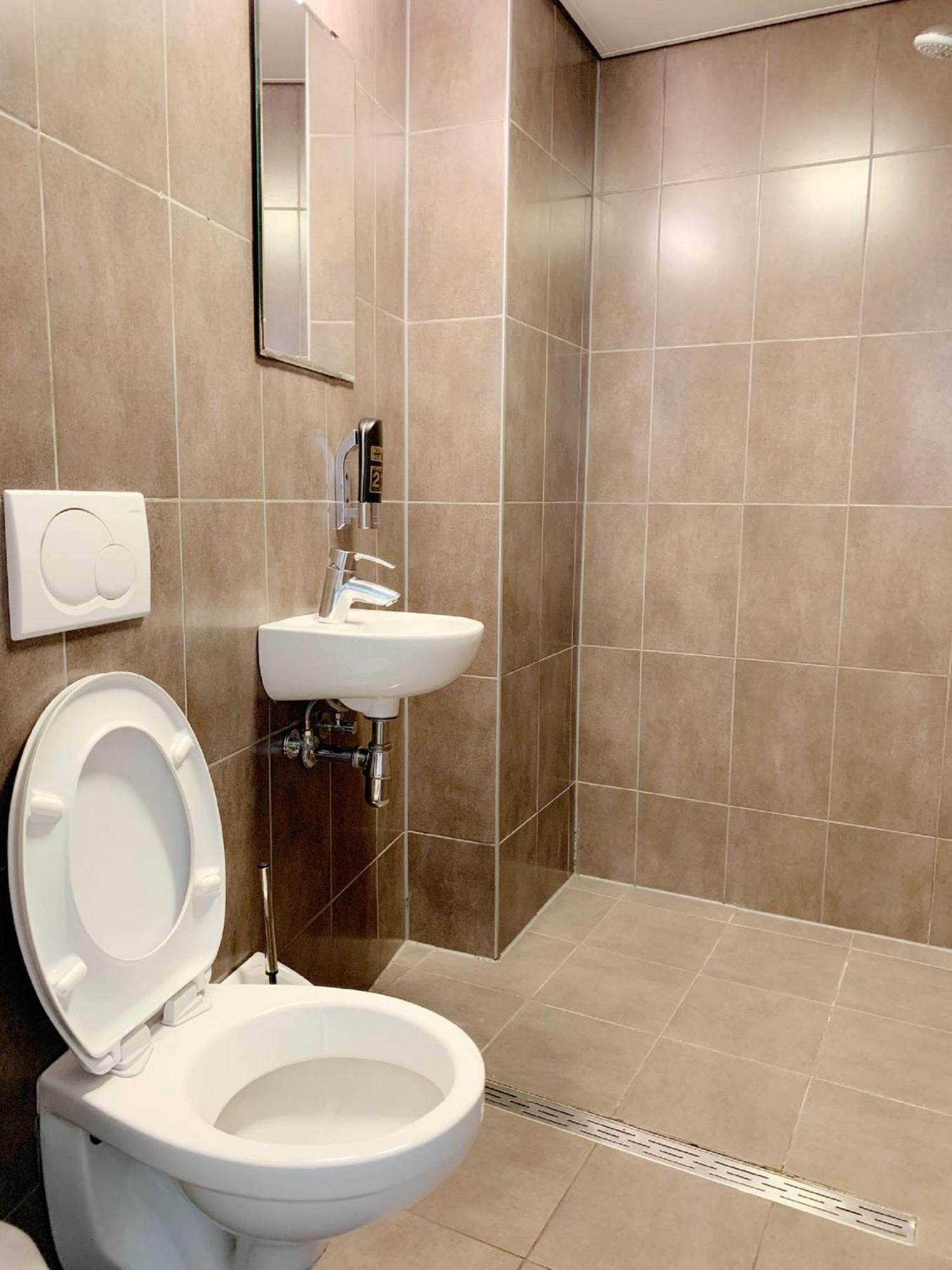 Family Room (8 Adults) with Shared Bathroom,806623224:JPEG